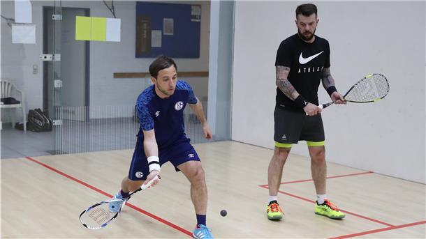 Squash boomt trotz Corona in der Wesermarsch Danny Kühn (blaue Schuhe) und Dennis Diekmann haben sich in der Squash-Halle des TK Nordenham während der Coronapandemie fit gehalten.