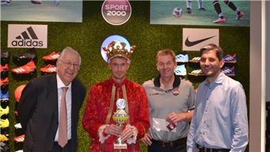 Danny Radke (OSC Bremerhaven), Gewinner des NZ-Torjägerpokals 19/20, mit OSC-Gönner Bernd Günther (links), Sportgeschäftsinhaber Heiko Herold (Zweiter von rechts) und NZ-Sportchef Lars Brockbalz.
