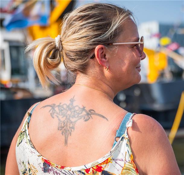 Dany aus Osterholz träft ihr Tribal prominent auf dem Rücken-