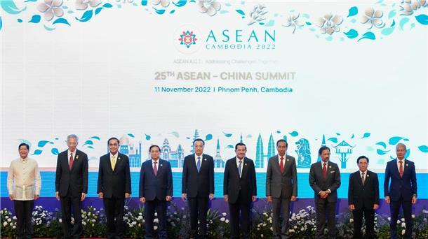 Differenzen mit China überschatten Asean-Gipfel Darf beinem Gipfel nicht fehlen: Spitzenpolitiker posieren für ein Gruppenfoto.