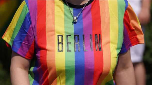 Scharfer Protest gegen Absage aus dem Bundestag an CSD Darf das Regenbogennetzwerk des Bundestags am Christopher Street Day in Berlin teilnehmen? Darüber wird in scharfen Worten gestritten. (Archivbild)