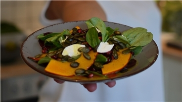 Darf es mal was andres sein als Kürbissuppe? Auch ein leckerer Salat aus Rote Beete, Feldsalat, Granatapfelkernen, Ziegenkäse - und natürlich Kürbis - ist möglich.