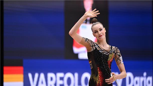 Darja Varfolomeev winkt erleichtert ins Publikum.