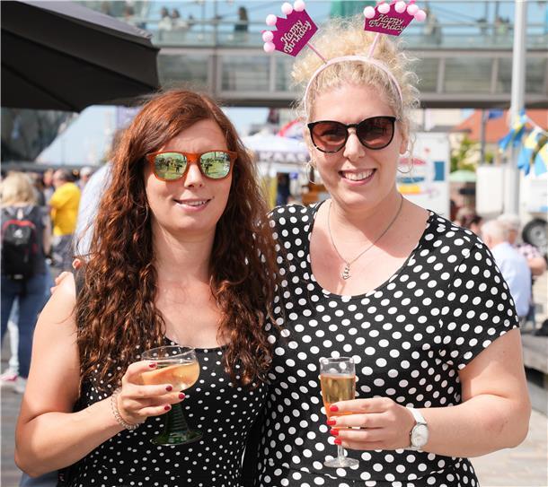 Ein Hoch auf euch! Das sind die Besucher der Maritimen Tage in Bremerhaven (Fotos) Darjana Fricke (links) und Sabrina Kaimas sind aus Bremen angereist. Die beiden Schwestern feiern bei den Maritimen Tagen Sabrinas Geburtstag.