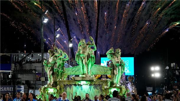 Darsteller der Sambaschule Vila Isabel bei den Karnevalsfeierlichkeiten in Rio.