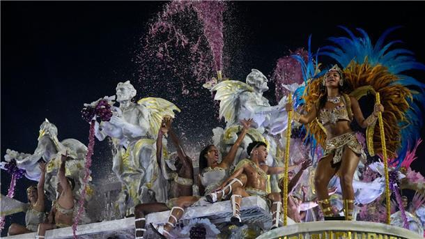 Darsteller der Sambaschule Vila Isabel feiern auf einem Wagen in Rio.