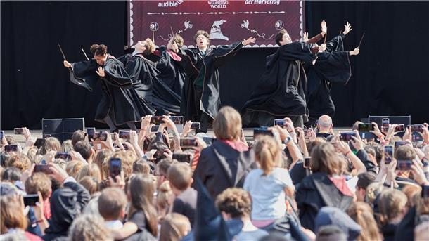 Darsteller führen auf der Bühne am Hamburger Rathaus einen Tanz aus dem Musical „Harry Potter und das verwunschene Kind“ auf.