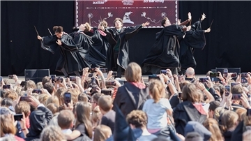 Darsteller führen auf der Bühne am Hamburger Rathaus einen Tanz aus dem Musical „Harry Potter und das verwunschene Kind“ auf.