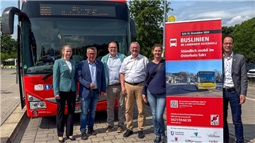Von links: Claudia Zander (Landkreis Cuxhaven, Bereich Wirtschaft, Mobilität & Tourismus ÖPNV & Mobilität Nahverkehrsplanung), Bürgermeister Andreas Wittenberg, Landrat Torsten Krüger, Landrat Bernd Lütjen, Franziska Großjohann (Zweckverband Verkehrsverbund Bremen / Niedersachsen (ZVBN)) und Dezernent Dominik Vinbruck (Landkreis Osterholz)