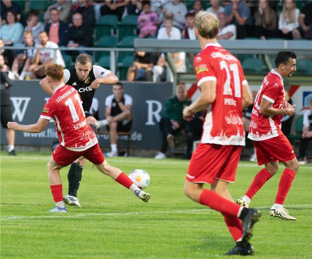 Heeslingen startet mit 5:1-Sieg in die Saison und ist Tabellenführer Darvin Stüve nimmt Maß, bleibt aber in der vielbeinigen Abwehr der Gäste hängen.