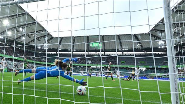 3:1 in Wolfsburg: Bayern-Frauen gewinnen Topspiel Das 1:0 für den FC Bayern: Wolfsburgs Torhüterin Stina Johannes kann den Schuss von Klara Bühl nicht halten.