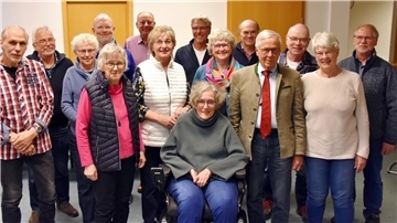 Eine Gruppe von 15 Senioren posiert für ein Bild.