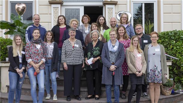 Das 20-jährige Bestehen der Jugendhilfestation Hagen feierte das Team um Einrichtungsleitung Britta Dehn (vorne, Vierte von links) und ihre Stellvertreterin Meike Bödecker (vorne, Dritte von rechts) mit einem Tag der offenen Tür. Gratulanten waren unter anderem AWO-Prokuristin Silke Rupietta (hinten, Dritte von links) und die stellvertretende AWO-Vorsitzende Barbara Riechers-Kuhlmann (vorne, Fünfte von links).