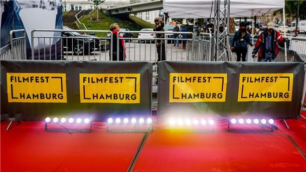 Das 30. Hamburger Filmfest wurde mit dem Film „Wir sind dann wohl die Angehörigen“ eröffnet.