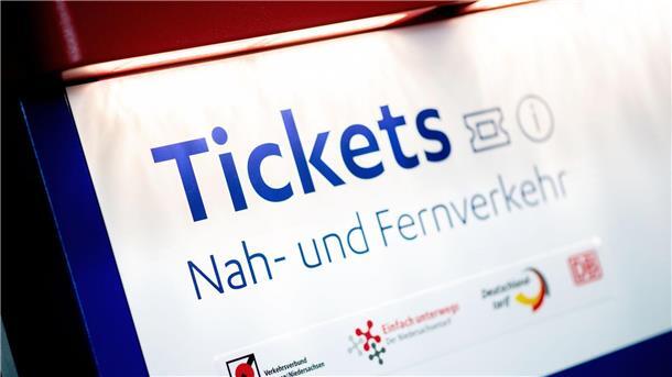 49-Euro-Ticket: Kabinett bringt Gesetzentwurf auf den Weg Das 49-Euro-Ticket soll den Anreiz schaffen, sich nicht nur aus Kosten-, sondern auch aus Klimaschutzgründen für den öffentlichen Nahverkehr zu entscheiden.