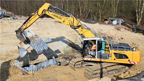 Bilderstrecke von der A27-Baustelle: Das sind die großen Baufahrzeuge Das 50 Jahre alte marode Wellstallrohr wird mit einem Bagger abgerissen.