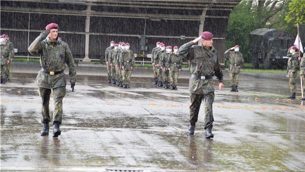 Das Abschreiten der Front in strömendem Regen: Brigadegeneral Jens Arlt (links) und der neue Kommandeur des Fallschirmjägerregiments 31, Oberst Eiko Zuckschwerdt, während der Zeremonie auf dem Kasernengelände.
