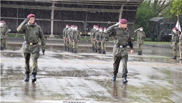 Das Abschreiten der Front in strömendem Regen: Brigadegeneral Jens Arlt (links) und der neue Kommandeur des Fallschirmjägerregiments 31, Oberst Eiko Zuckschwerdt, während der Zeremonie auf dem Kasernengelände.