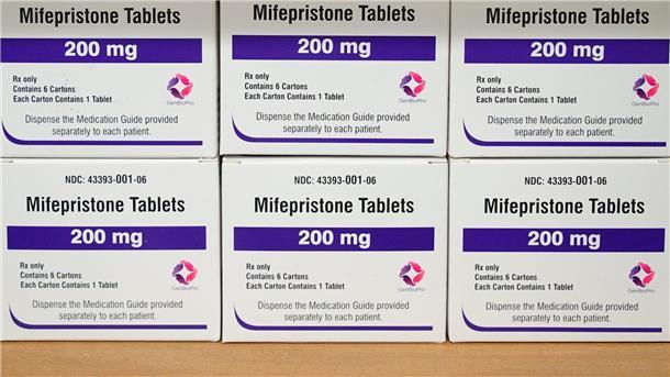 Das Abtreibungsmedikament Mifepriston darf in den USA vorerst weiterverwendet werden - mit großen Einschränkungen.