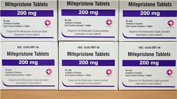 Das Abtreibungsmedikament Mifepriston darf in den USA vorerst weiterverwendet werden - mit großen Einschränkungen.