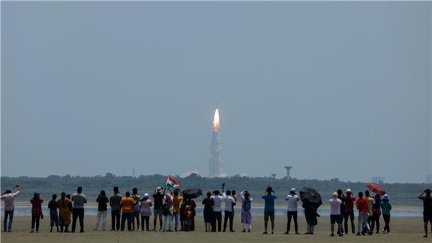 Das Aditya-L1-Raumschiff an Bord einer Trägerrakete beim Start vom Weltraumzentrum im indischen Sriharikota.