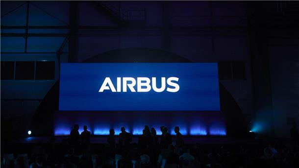 Das Airbus-Logo ist während einer Präsentation zu sehen. Der Flugzeugbauer will 2025 deutlich mehr Flugzeuge ausliefern.