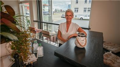 Das „Alberts am Platz“ hat große Fenster und einen direkten Blick auf die Kaje und die Schiffe: Mitten in der Pandemie hat sich Melanie Barck-Iqbal ihren Lebenstraum vom eigenen Bistro erfüllen können.