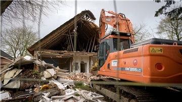Das alte Bauernhaus Hackfahrel 6 in Wulsdorf wird abgerissen. Auf der Fläche dahinter sollen neue Häuser wachsen.