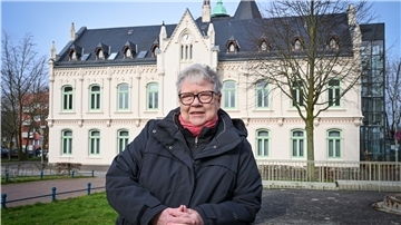 Das Alte Leher Rathaus am Altmarkt in Lehe erinnert Gabriele Seba an ihre Kindheit. Es ist ihr Lieblingsort.