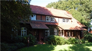 Das alte Schulhaus ist von Dörthe und Hubertus Hübner 1979, sieben Jahre nach Schließung der Schule, erworben worden und wird seither liebevoll gepflegt. Es wird als Wohnhaus genutzt. Für viele Jahre war es Sitz der Revierförsterei von Hubertus Hübner. Und bis 1984 war im ehemaligen Klassenraum ein Spielkreis eingerichtet.