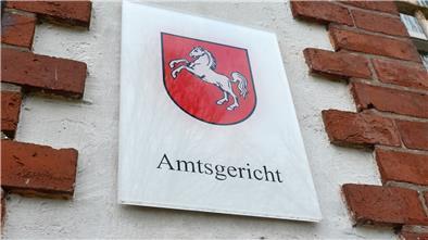Das Amtsgericht Zeven hat zwei junge Männer verurteilt, die an einem Betrug beteiligt waren.