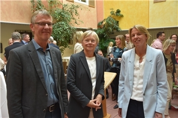 Ingrid Stelling (Mitte), Präsidentin des Landgerichts Stade, verabschiedete den langjährigen Direktor Jürgen Haller in den Ruhestand und führte die neue Leiterin Dr. Judith Farkohmanesh in ihr Amt ein. 