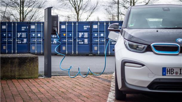 Eine elektrische Ladesäule für ein Auto.