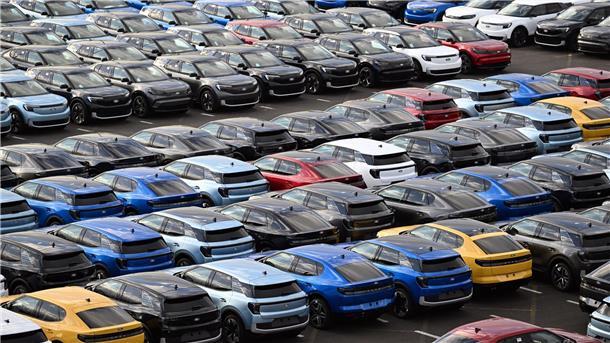 Ford verschärft Sparkurs in Köln: 1.000 Stellen fallen weg Das Angebot an Ford-Elektroautos ist groß, die Nachfrage eher gering.