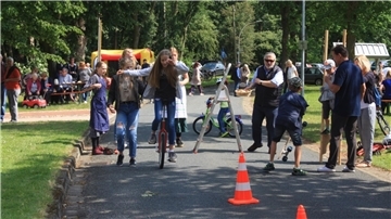 Das Angebot zum Mühlentag lockt junge und auch erwachsene Besucher nach Alfstedt-Bredemehe.