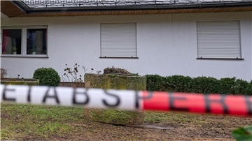 Das Anwesen ist einen Tag nach einer Gewalttat mit mehreren Toten mit Absperrband der Polizei versehen (Archivbild).