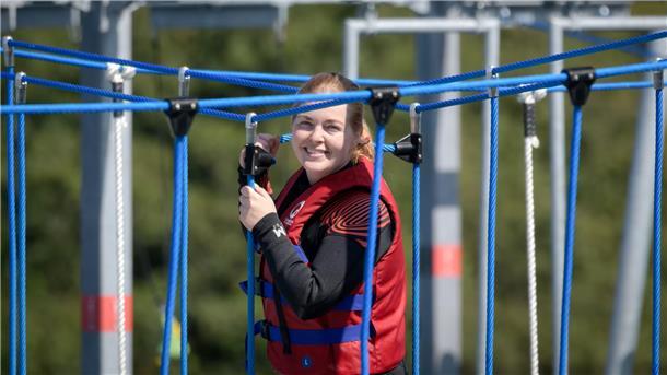 Ein Kletterpark im Wasser. 