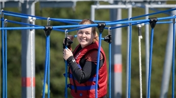 Ein Kletterpark im Wasser. 