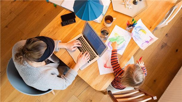 Das Arbeiten von zu Hause bleibt für viele attraktiv – etwa um Beruf und Familie besser zu verbinden. (Symbolbild)
