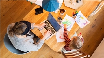 Das Arbeiten von zu Hause bleibt für viele attraktiv – etwa um Beruf und Familie besser zu verbinden. (Symbolbild)