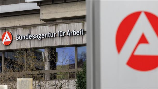 Das Arbeitsmarktbarometer des Nürnberger Instituts für Arbeitsmarkt- und Berufsforschung (IAB) stieg im November leicht.