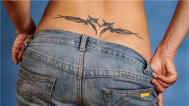 Das „Arschgeweih“ ist der Klassiker unter den Tattoo-Sünden. Aber es gibt auch viele andere Motive unter denen Tätowierte im Nachhinein leiden.