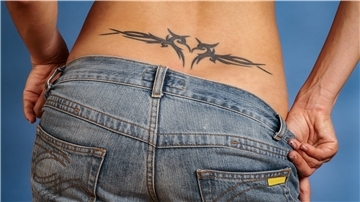Das „Arschgeweih“ ist der Klassiker unter den Tattoo-Sünden. Aber es gibt auch viele andere Motive unter denen Tätowierte im Nachhinein leiden.