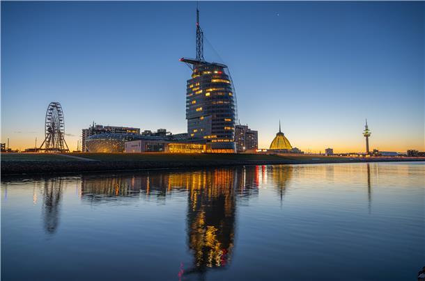 Traumhaft feiern: Die schönsten Hochzeitslocations in Bremerhaven und umzu Das Atlantic Hotel Sail City prägt die Skyline von Bremerhaven wie kein anderes Gebäude. Ganz oben in der Captain’s Lounge können Paare ihre Hochzeit feiern.