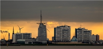 Das Atlantic Hotel Sail City ziert die Skyline von Bremerhaven. Auch das Klimahaus mit der Großen Kirche im Hintergrund (links) ist aus dem Stadtbild nicht wegzudenken. Ebenso wie das Mein Outlet (rechts).