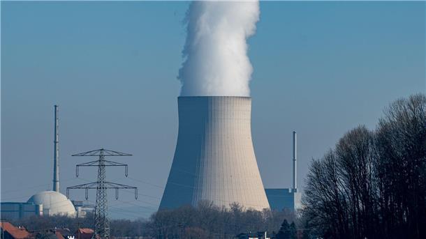 Debatte um AKW-Laufzeiten: FDP für Expertenkommission Das Atomkraftwerk Isar 2 im bayerischen Essenbach.