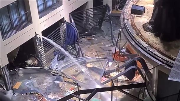„Regelrechter Tsunami“ - Riesenaquarium in Berlin geplatzt Das Atrium des Hotels ist verwüstet. Rechts in der Aufnahme einer Instagram-Nutzerin ist der Rahmen des Aquariums zu erkennen.