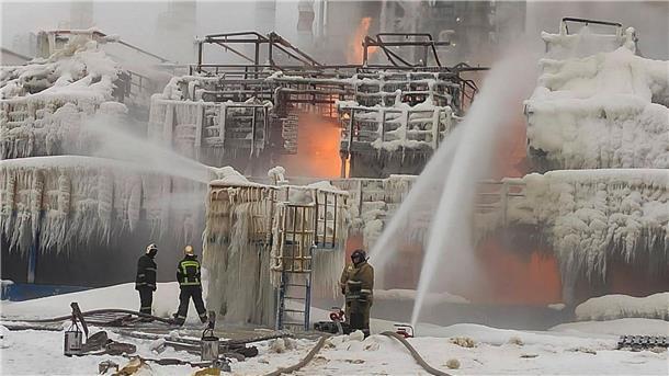Krieg gegen die Ukraine: So ist die Lage Das auf einem russischen Telegramm-Kanal veröffentlichte Foto soll Feuerwehrleute zeigen, die einen Brand auf dem Gelände des Erdgasproduzenten Novatek im Ostseehafen Ust-Luga löschen.