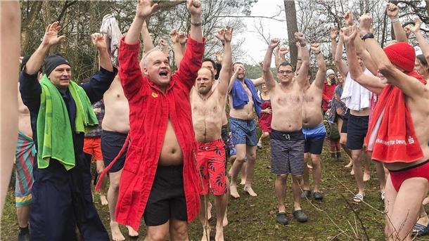 Neujahrsschwimmen am Bullensee: Gemeinsam den inneren Schweinehund besiegen Das Aufwärmen unter Anleitung des zweiten Vorsitzenden der DLRG-Ortsgruppe Markus Schrader ist Kult.