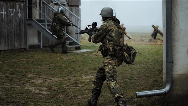 Wo Fallschirmjäger aus der Kaserne Seedorf ukrainische Soldaten ausbilden Das Ausbilden ukrainischer Soldaten für den Abwehrkrieg gegen Russland gehört nunmehr zu den Aufgaben auch der Seedorfer Truppe.